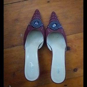 Reddish suedue heel shoes 7 metal details no strap